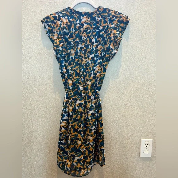 This pretty size 2 H&M dress is navy with a pretty pattern! - Picture 2 of 5